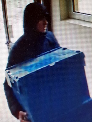 Podejrzany wchodzi z łupem do klatki