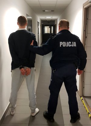 Policjant z zatrzymanym mężczyzną