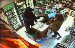 Mężczyzna podczas napadu na sklep