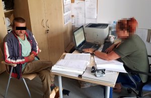 Policjantka przedstawia zarzuty podejrzanemu