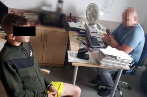 Policjant wykonujący czynnośći procesowe z podejrzanym