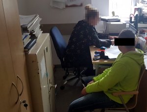 Policjantka ogłasza zarzuty 27 - latkowi