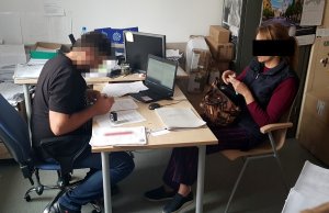 Policjant przedstawia zarzuty podejrzanej