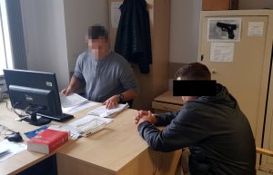 Policjant podczas przesłuchania 33 - latka