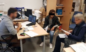 Policjant podczas przesłuchania 20 - latki