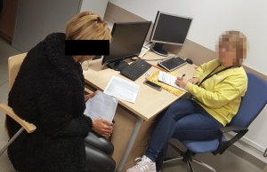 Policjantka w trakcie czynności procesowych z 27 - latką