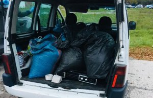 Na zdjęciach zabezpieczone przez policjantów worki z krajanką tytoniową bez polskich znaków skarbowych akcyzy.