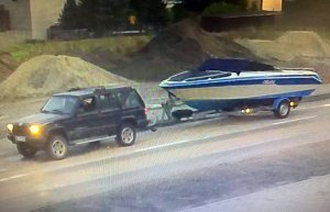 Na zdjęciu z monitoringu zabezpieczonego przez policjantów, widać samochód należący do podejrzany, który ciągnie za sobą przyczepkę z kradziona łodzią.