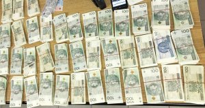 Na zdjęciu widać rozłożone na biurku polskie banknoty o nominalnych 100 i 50 zł. Banknotów 100 złotowych jest znacznie więcej.