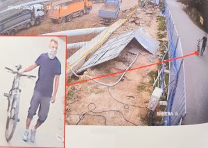 Publikowane zdjęcia przedstawiają wizerunek mężczyzny podejrzanego o rozbój na kobiecie.  Na zdjęciach widać jak mężczyzna ubrany w granatowy t-shirt, niebieskie jeansy za kolano oraz sportowe jasne podchodzi do kobiety spacerującej ze swoim małym dzieckiem i używając siły, zrywa jej z szyi łańcuszek, a następnie ucieka. Zdjęcia przedstawiają jego sylwetkę, ubiór i twarz.