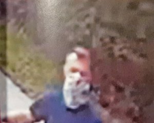 Publikowane zdjęcia przedstawiają wizerunek mężczyzny podejrzanego o rozbój na kobiecie.  Na zdjęciach widać jak mężczyzna ubrany w granatowy t-shirt, niebieskie jeansy za kolano oraz sportowe jasne podchodzi do kobiety spacerującej ze swoim małym dzieckiem i używając siły, zrywa jej z szyi łańcuszek, a następnie ucieka. Zdjęcia przedstawiają jego sylwetkę, ubiór i twarz.