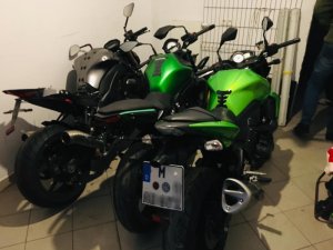 Zdjęcie przedstawia motocykle zabezpieczone przez ursynowskich kryminalnych na terenie jednej z posesji w m. łomianki koło Warszawy.