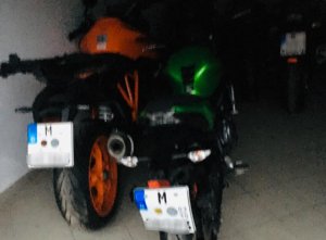 Zdjęcie przedstawia motocykle zabezpieczone przez ursynowskich kryminalnych na terenie jednej z posesji w m. łomianki koło Warszawy.