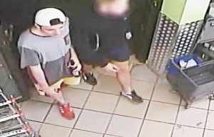 mężczyzna w białej czapeczce założonej daszkiem do tyłu, koszulce niebiesko szarej, krótkich żółtych spodenkach i czerwonych butach adidas