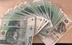 Zabezpieczone przez policjantów pieniądze w postaci stuzłotowych banknotów oraz jednego o nominale 200 zł.