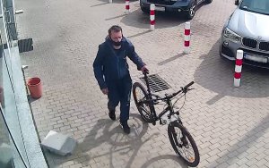 Mężczyzna podejrzany o kradzież dwóch rowerów górskich wraz z osprzętem o łącznej wartości około 6500 zł.