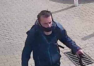 Mężczyzna podejrzany o kradzież dwóch rowerów górskich wraz z osprzętem o łącznej wartości około 6500 zł.