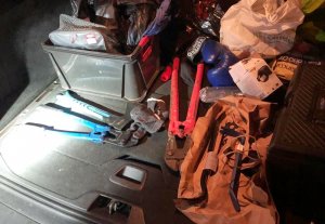 W ich samochodzie funkcjonariusze znaleźli łomy, łamaki, nożyce do metalu