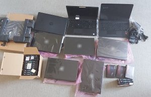 11 laptopów i 27 dysków twardych odzyskanych w wyniku przeszukania mieszkania u podejrzanego mężczyzny.