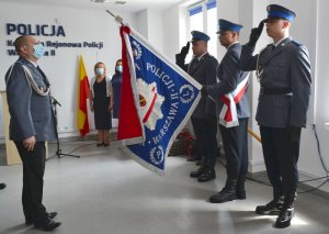 Na zdjęciach policjanci oraz zaproszeni goście podczas Uroczystej zbiórki z okazji 102 rocznicy powołania Polskiej Policji w Komendzie Rejonowej Policji Warszawa II.