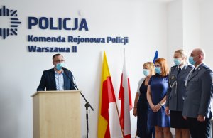 Na zdjęciach policjanci oraz zaproszeni goście podczas Uroczystej zbiórki z okazji 102 rocznicy powołania Polskiej Policji w Komendzie Rejonowej Policji Warszawa II.