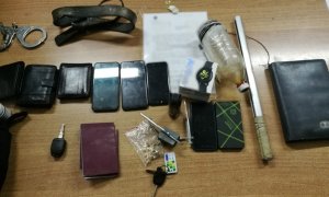 zabezpieczone szpikulce, strzykawka z igłą, używaną prawdopodobnie do przebijania opon, pałka teleskopowa, kajdanki, gaz pieprzowy, kilka telefonów komórkowych oraz biżuteria.