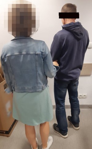 policjantka z zatrzymanym mężczyzną