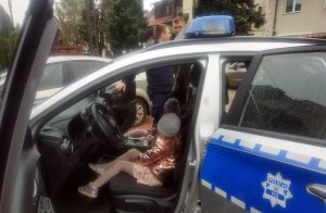 Wilanowscy dzielnicowi rozmawiają z dziećmi Przedszkola Zielony Latawiec na warszawskim Wilanowie, na czym tak naprawdę polega ich praca. Na zdjęciu dzieci w radiowozach oraz trzej umundurowani dzielnicowi - sierżanci sztabowi Bartosz Wysocki, Kamil Tkaczyk i Łukasz Wężowski.