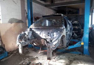 Zdemontowane nadwozie zabezpieczonego przez policjantów z Komendy Powiatowej Policji w Ostrowi Mazowieckiej kradzionego samochodu. Pojazd został ujawniony w garażu.