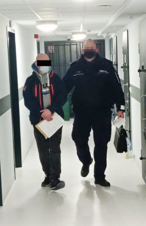 Po prawej stronie stoi umundurowany policjant z KP Warszawa Ursynów. Z lewej strony poszukiwany mężczyzna.