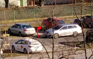 Na zdjęciu widać moment kradzieży, kiedy podejrzani przyjechali na jeden z parkingów przy ul. Kazury na Warszawskim Ursynowie samochodem marki volkswagen golf kombi koloru srebrnego. Używając podnośnika hydraulicznego jeden z mężczyzn uniósł samochód marki Dacia tak, żeby swobodnie dostać się do katalizatora, a następnie przy użyciu bezprzewodowej szlifierki kątowej wyciął karalizator z układu wydechowego,