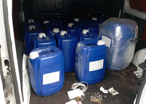 14 sztuk plastikowych niebieskich zbiorników znajdujących się w części załadunkowej furgonetki