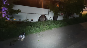 Na zdjęciach kilka ujęć białego autobusu linii warszawa- Grójec. Autobus jest na pasie zieleni. ma uszkodzony przód i przednią szybę.