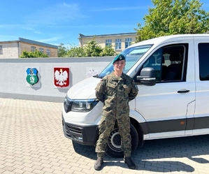 Na zdjęciu umundurowany żołnierz Pułku Ochrony im. gen. dyw. Bolesława Wieniawy-Długoszowskiego na tle swojej jednostki.