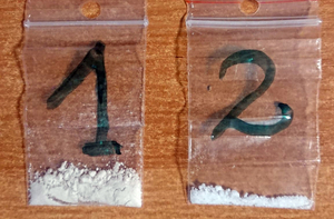 Na zdjęciu dwa przeźroczyste foliowe woreczki ze strunowym zapięciem z białą substancją.