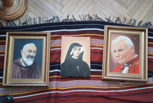 obrazy z wizerunkiem Jana Pawła II Ojca Pio i Siostry Faustyny Kowalskiej