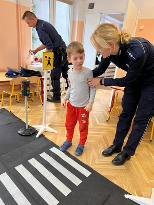 Aspirant Iwona Kijowska, młodszy aspirant Dariusz Sobiesiak i starszy sierżant Łukasz Urbanek opowiedzieli przedszkolakom, że zawód policjanta polega przede wszystkim na dbaniu o bezpieczeństwo wszystkich ludzi, pomaganiu im w różnych trudnych sytuacjach. Kiedy komuś skradzione zostaną jego rzeczy, ulegnie wypadkowi drogowemu albo ma stłuczkę na drodze, gdy ktoś używa przemocy wobec drugiej osoby lub źle ją traktuje, kiedy ktoś się zgubi oraz w wielu innych sytuacjach na ratunek zawsze przybywają policjanci.