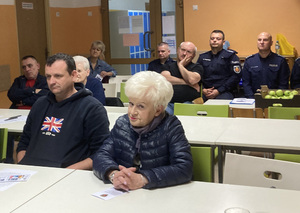 Gospodarzem debaty był Zastępca Komendanta Rejonowego Policji Warszawa II – podinsp. Paweł Konopiński. W audytorium ekspertów zasiedli Naczelnik Wydziału Prewencji KRP Warszawa II – asp. sztab. Robert Dziób, Naczelnik II Oddziału Terenowego Straży Miejskiej m. st. Warszawy dla Dzielnicy Mokotów – pan Artur Jakubiak, Zastępca Naczelnika Oddziału II Straży Miejskiej m.st. Warszawy – pan Piotr Kiełbasiński, Główny Specjalista Biura Bezpieczeństwa
i Zarządzania Kryzysowego pan Henryk Szczepanik, Dyrektor ds. technicznych Zakładu Gospodarowania Nieruchomościami w Dzielnicy Mokotów m.st. Warszawy-pan Sławomir Bartysiewicz, oraz Kierownicy Rewiru Dzielnicowych i dzielnicowi z tego rejonu. Moderatorem i prowadzącym spotkanie była podkom. Robert Koniuszy.