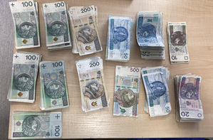 Zabezpieczona przez policjantów gotówka w postaci około 50,000 PLN, 20 GBP oraz 15 Euro w banknotach o różnych nominałach