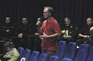 Komendant Komisariatu Policji Warszawa Ursynów mł. insp. Andrzej Szubiczuk. W audytorium ekspertów zasiedli Zastępca Burmistrza Dzielnicy Ursynów  m.st. Warszawy  Bartosz Dominiak, Naczelnik Wydziału Prewencji KP Warszawa Ursynów – podinsp. Marcin Ptaszek, Naczelnik II Oddziału Terenowego Straży Miejskiej m. st. Warszawy dla Dzielnicy Mokotów – Artur Jakubiak,  Kierownik Delegatury Biura Bezpieczeństwa i Zarządzania Kryzysowego m. st. Warszawy w dzielnicy Ursynów Pan Wiesław Gagaszka  oraz Kierownicy Rewiru Dzielnicowych i dzielnicowi z tego rejonu.