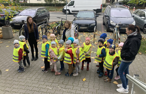 Na zdjęciu dzieci oraz opiekunki przed budynkiem komendy Policji.
