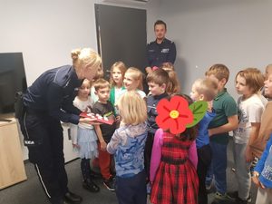 Podczas spotkania goście ursynowskich policjantów dowiedziały się od aspirant Iwony Kijowskiej, aspiranta Grzegorza Konopki i starszego sierżanta Łukasza Urbanka, co to jest Policja, czym zajmują się funkcjonariusze w mundurach oraz po cywilnemu. Z jakich pionów składa się formacja Policji oraz jak zorganizowana jest służba na ursynowskim Komisariacie Policji. Sześciolatki zobaczyły z bliska stanowisko kierowania. Dowiedziały się jaką funkcję pełni dyżurny jednostki oraz w jakich przypadkach należy dzwonić na nr alarmowy 112. Zobaczyły pomieszczenia dla osób zatrzymanych i dowiedziały się, kto trafia do takiego miejsca i z jakiego powodu. Zwiedziły biura wydziału dochodzeniowo-śledczego i kryminalnego.