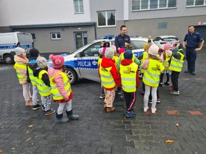 Podczas spotkania goście ursynowskich policjantów dowiedziały się od aspirant Iwony Kijowskiej, aspiranta Grzegorza Konopki i starszego sierżanta Łukasza Urbanka, co to jest Policja, czym zajmują się funkcjonariusze w mundurach oraz po cywilnemu. Z jakich pionów składa się formacja Policji oraz jak zorganizowana jest służba na ursynowskim Komisariacie Policji. Sześciolatki zobaczyły z bliska stanowisko kierowania. Dowiedziały się jaką funkcję pełni dyżurny jednostki oraz w jakich przypadkach należy dzwonić na nr alarmowy 112. Zobaczyły pomieszczenia dla osób zatrzymanych i dowiedziały się, kto trafia do takiego miejsca i z jakiego powodu. Zwiedziły biura wydziału dochodzeniowo-śledczego i kryminalnego.