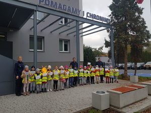 Podczas spotkania goście ursynowskich policjantów dowiedziały się od aspirant Iwony Kijowskiej, aspiranta Grzegorza Konopki i starszego sierżanta Łukasza Urbanka, co to jest Policja, czym zajmują się funkcjonariusze w mundurach oraz po cywilnemu. Z jakich pionów składa się formacja Policji oraz jak zorganizowana jest służba na ursynowskim Komisariacie Policji. Sześciolatki zobaczyły z bliska stanowisko kierowania. Dowiedziały się jaką funkcję pełni dyżurny jednostki oraz w jakich przypadkach należy dzwonić na nr alarmowy 112. Zobaczyły pomieszczenia dla osób zatrzymanych i dowiedziały się, kto trafia do takiego miejsca i z jakiego powodu. Zwiedziły biura wydziału dochodzeniowo-śledczego i kryminalnego.