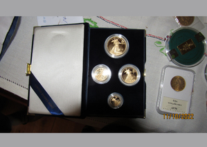 Sztabki złota oraz złote monety z certyfikatami poszukiwane przez policjantów