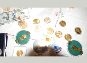 Sztabki złota oraz złote monety z certyfikatami poszukiwane przez policjantów