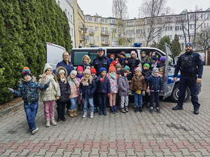 Podczas spotkania goście mokotowskich policjantów dowiedzieli się, jak wygląda struktura polskiej Policji oraz Komendy Rejonowej Policji Warszawa Mokotów, czym zajmują się funkcjonariusze w mundurach oraz po cywilnemu, jakie zadania mają pracownicy cywilni. 
Największą atrakcją cieszyły się zajęcia przygotowane przez technika kryminalistyki na temat śladów. Uczniowie klasy IC dowiedzieli się, jak wyglądają odciski palców, jakie ślady zostawiają ludzie i jak można je zabezpieczyć oraz wykorzystać w pracy policyjnej. 
Jednym z kluczowych punktów wizyty było spotkanie z policjantami z mokotowskiego wydziału wywiadowczo-patrolowego oraz możliwości obejrzenie nowoczesnego oznakowanego radiowozu, w którym funkcjonariusze pełnią służbę. Policjanci sierż. szt. Marcin Rosołowski oraz sierż. Kamil Gefert opowiedzieli dzieciom, na czym polega ich służba i co sprawia im największą radość w byciu policjantem. Funkcjonariusze pokazali również dzieciom wyposażenie służbowe.