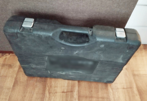 Zabezpieczona walizka z narzędziami budowlanymi