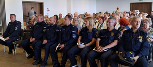 Na zdjęciu przedstawiona jest sala w której zgromadzone są osoby uczestniczące w spotkaniu.
