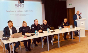 Na zdjęciu przedstawiona jest sala w której zgromadzone są osoby uczestniczące w spotkaniu.